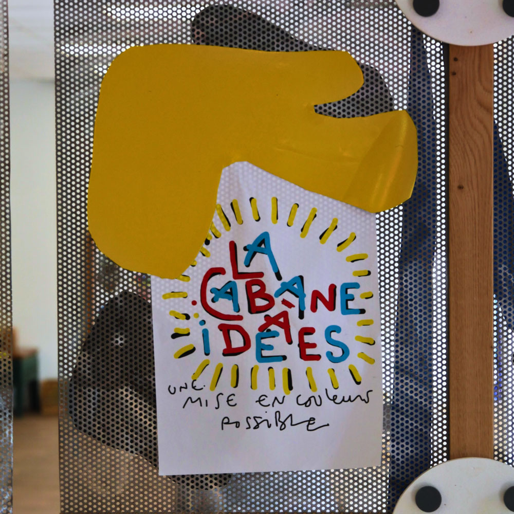 affiche colorée la cabane a idées accrochée avec des aimants sur la cabane