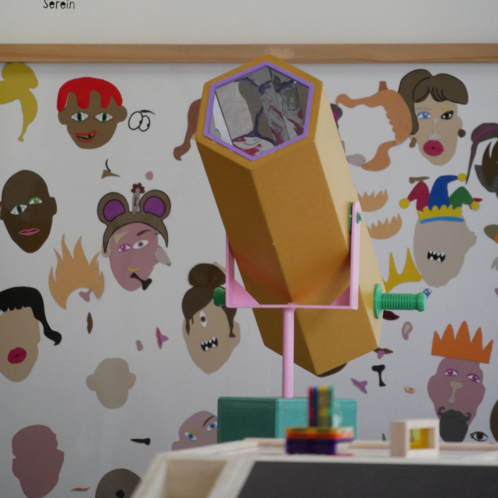 Kaléidoscope vu d'ensemble dans le musée des mômes avec en fond notre plaque aimantée d'émotion