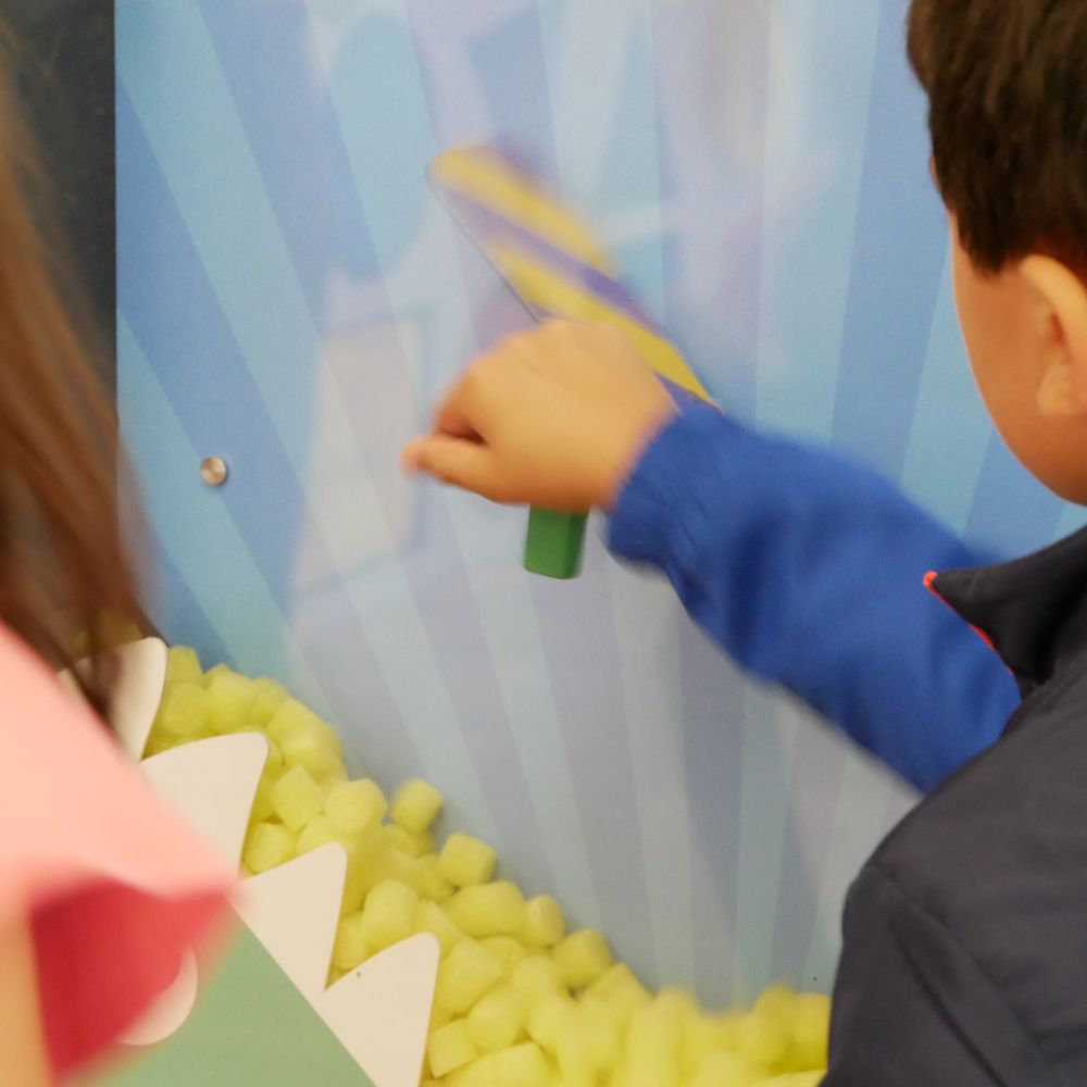 un enfant qui joue sur le jeu d'air et fais bouger une manivelle