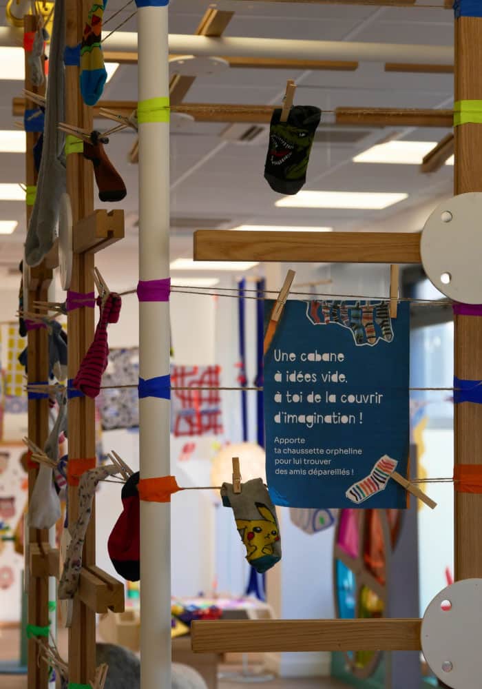 affiche explicative sur cabane a idées et aussi chaussettes suspendues