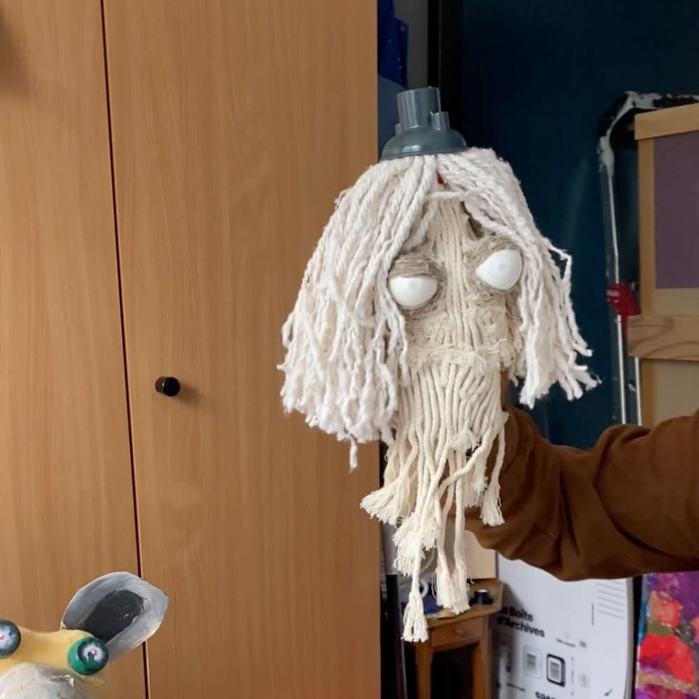 marionnette de dj glaouch en balai blanc