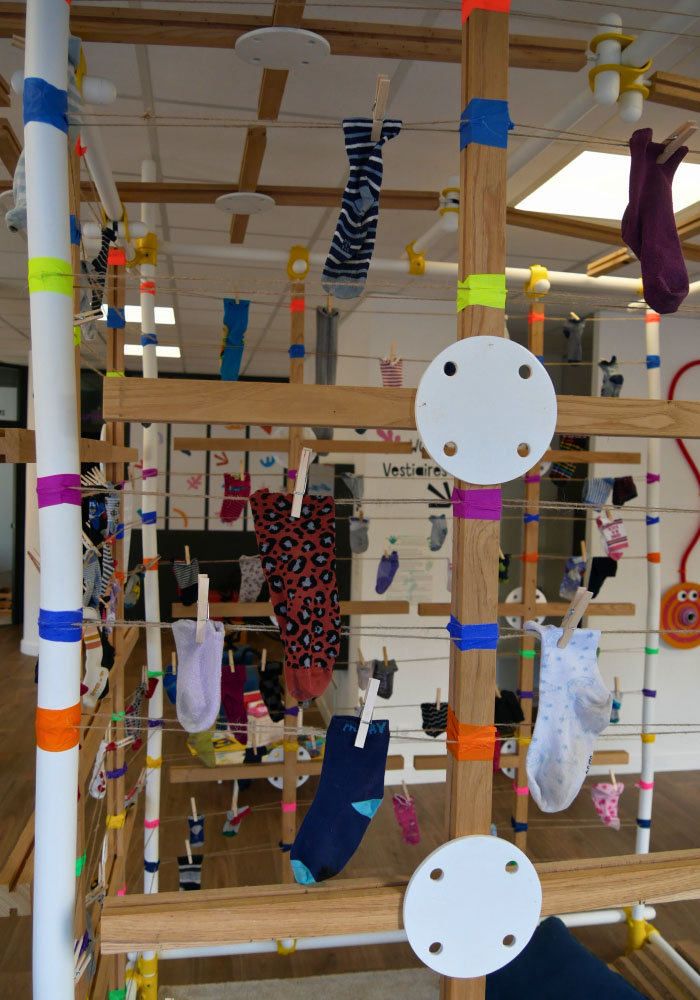 pleins de chaussettes colorées d'enfants suspendues dans la cabane a chaussettes orphelines d'Hervé Tullet
