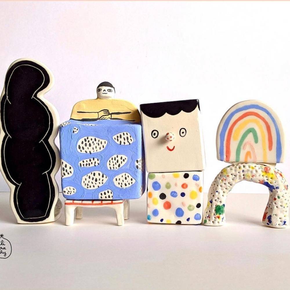 Mini-personnages dans un mini-monde en céramique coloré fabriqué par l'artiste liliscratchy photo 1