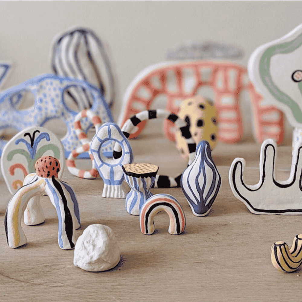 Mini-personnages dans un mini-monde en céramique coloré fabriqué par l'artiste liliscratchy photo 3