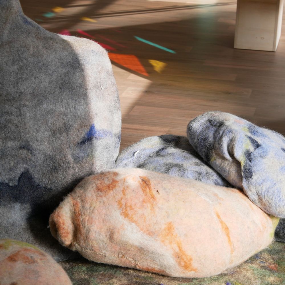 Vue détails des rochers témoins d'amine benatabau en feutre naturel