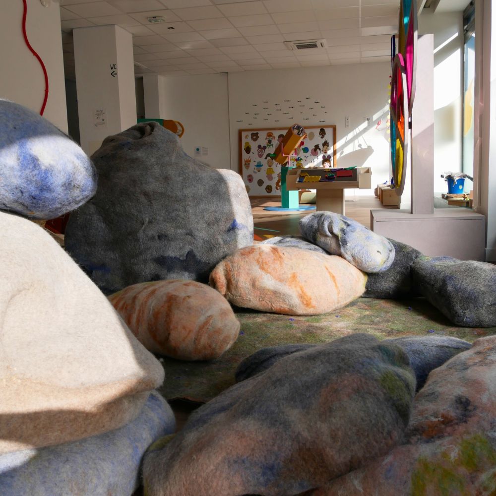 Vue d'ensemble de l'oeuvre exposition d'amine Benattabou, au musée des mômes