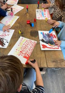 enfants qui dessinent avec des poska pendant un atelier sur l'expo idéale d'Hervé Tullet