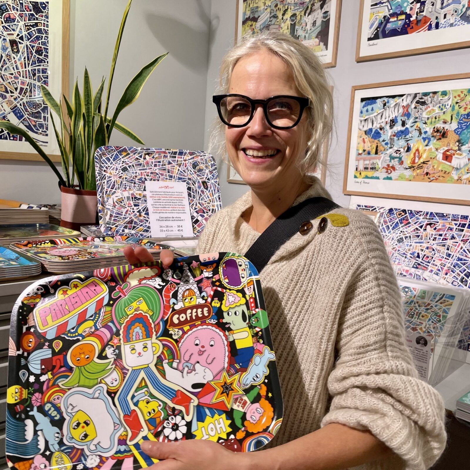 photo de lili scratch avec un plateau coloré et pop inspiré de son univers