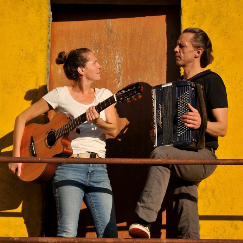 les deux artistes de l'oie qu'aboie qui sont avec leurs instruments