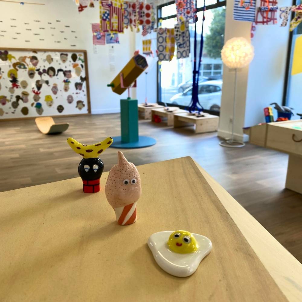 3 personnages de liliscratchy et ses minis mondes posé sur un meuble au musée des mômes